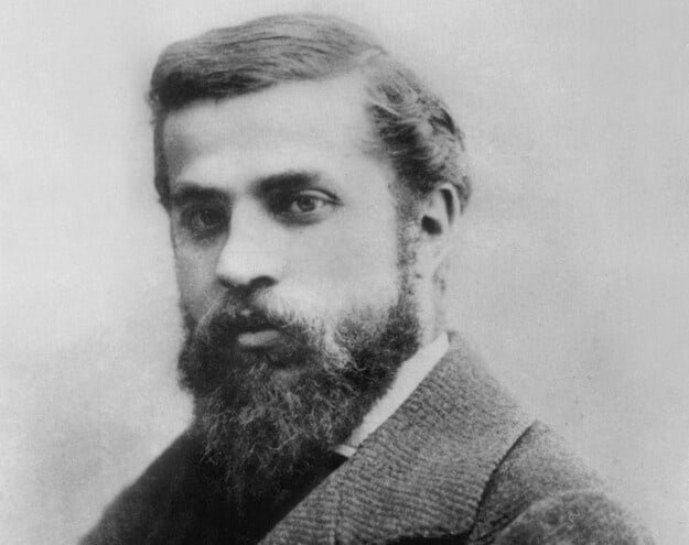 Black and white portrait of architect Antoni Gaudí with a full beard