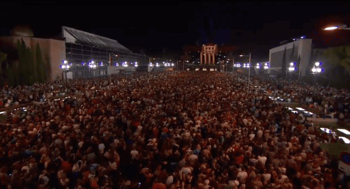 Thousands gather at Avinguda de la Reina Maria Cristina for the Piromusical finale of La Mercè.