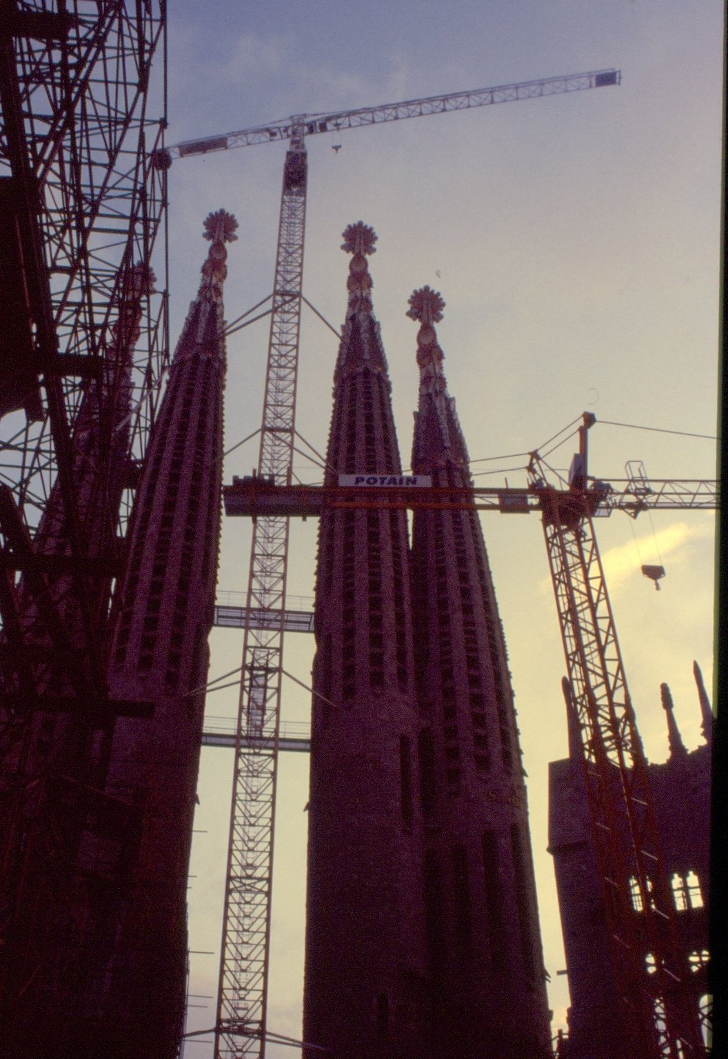 Historic photo of the Sagrada Familia with cranes and partially completed towers