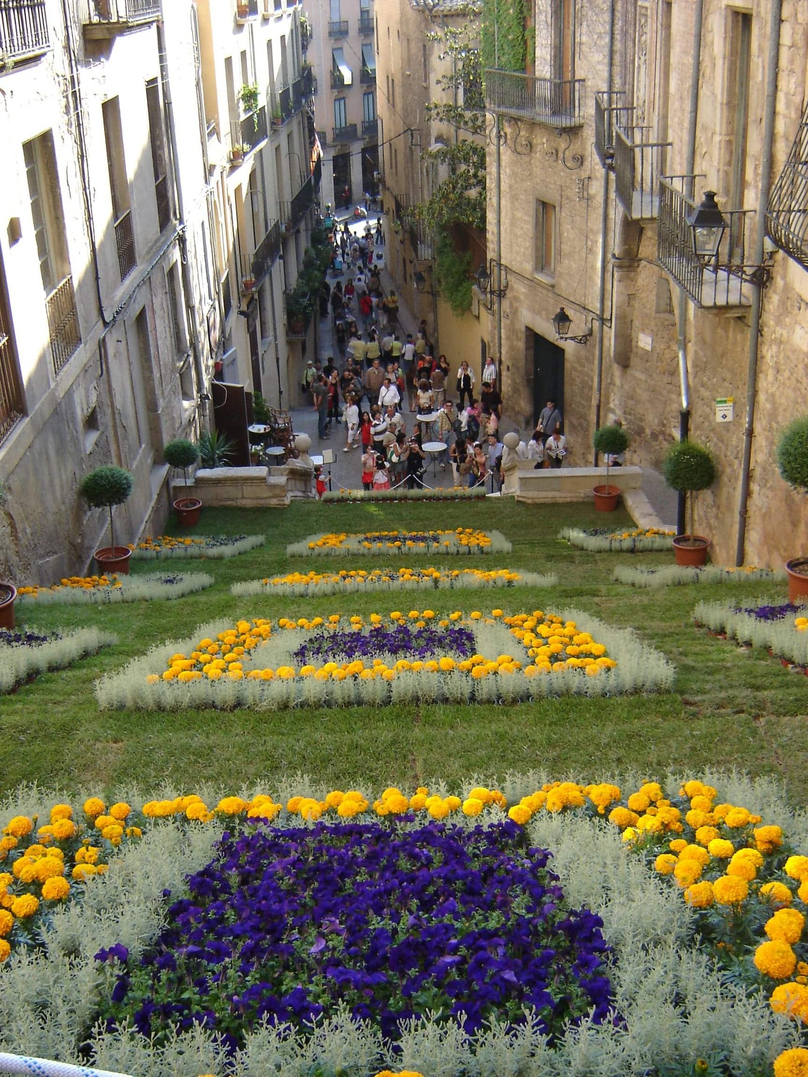 Artistic flower installation in a historic Girona courtyard during Temps de Flors