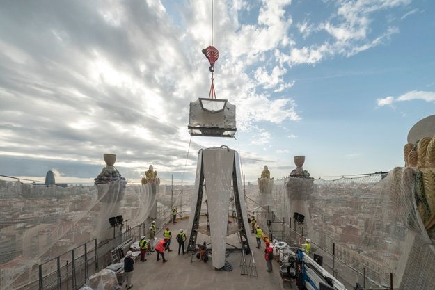 Workers position the core pieces of the Jesus Tower cross at the Sagrada Família during September 2025 construction.
