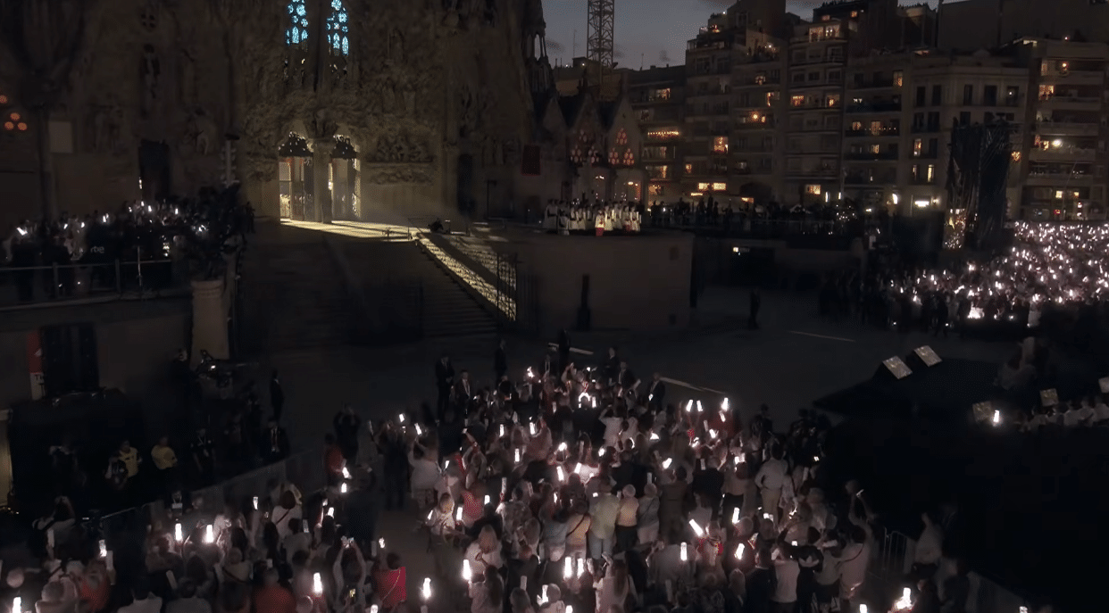 Audience members holding lights during the Antoni Gaudí centenary celebration.