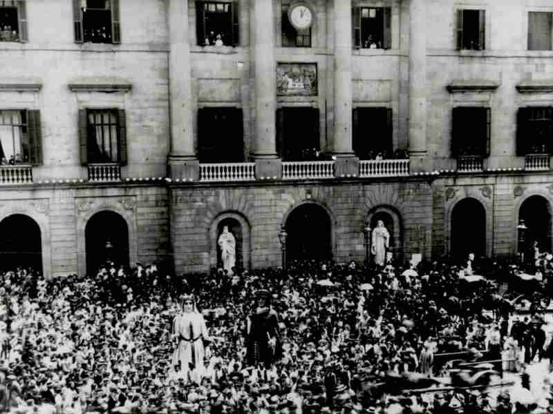 Large crowd in front of Barcelona’s City Hall during La Mercè 1902.