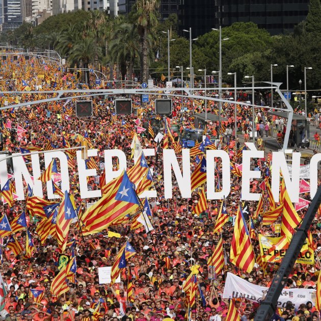 Massive La Diada crowd in Barcelona with Catalan flags and giant “Independència” letters.