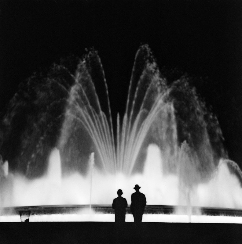 Couple watching the illuminated Magic Fountain of Montjuïc in Barcelona