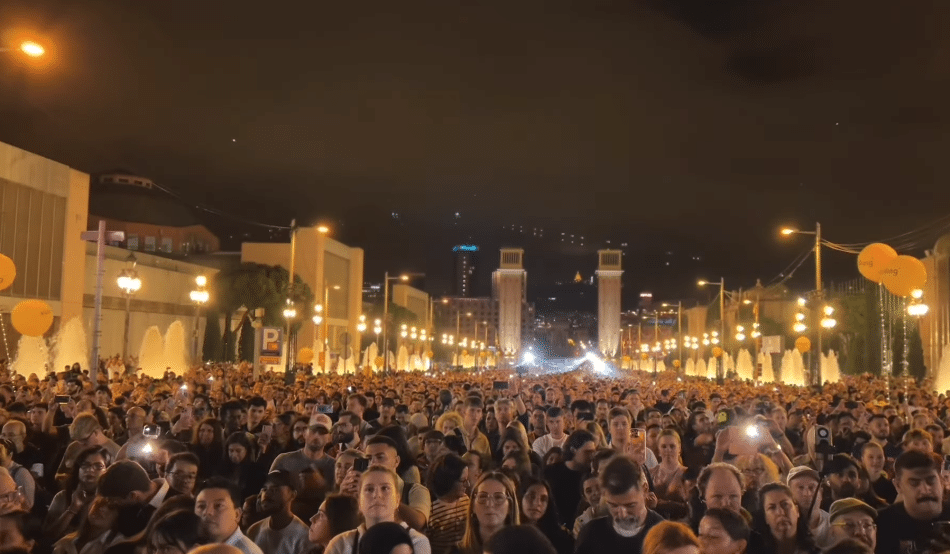 Large crowd gathered near the Venetian Towers and Magic Fountain during La Mercè 2025