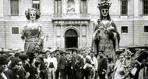 Close-up of two female Catalan giants in front of Barcelona City Hall during La Mercè 1902.