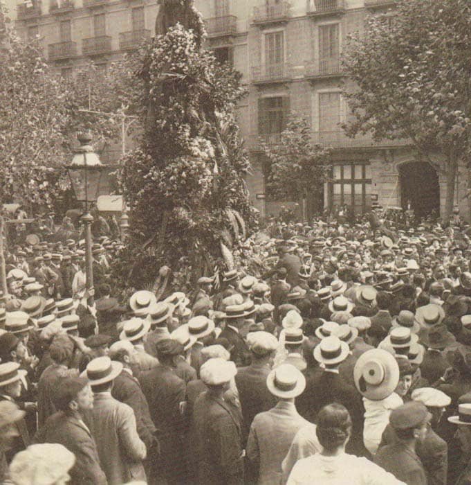 Floral tribute at Rafael Casanova monument during La Diada in Barcelona, 1914