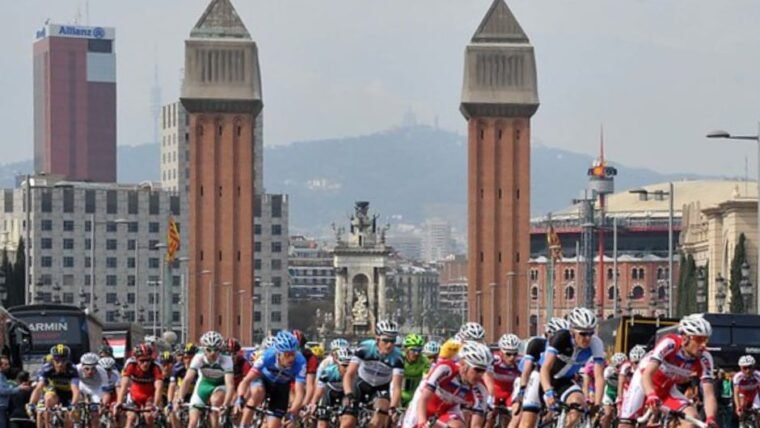 Tour de France cyclists passing through Plaça d'Espanya during a previous edition of the race.